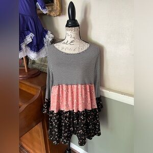 🩷🖤 Striped Floral Bell Sleeves Tiered
Tunic Top M